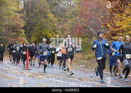 Les coureurs participent à la Brooklyn marathon qui a lieu dans le parc Prospect. Les coureurs sont entouré par les couleurs de l'automne brillant encore à la mi-novembre. Banque D'Images