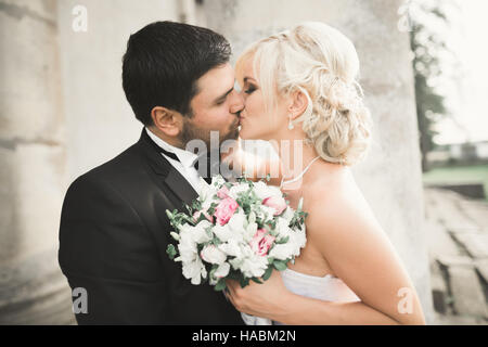 Kissing wedding couple au printemps nature close-up portrait Banque D'Images