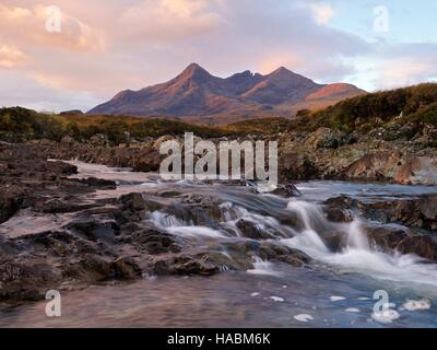 La première lumière hits haut de Sgurr nan Gillean sur l'île de Skye prises à partir de la rivière sligachan Banque D'Images