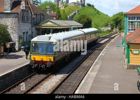 Rail diesel Vintage paire voiture prête à partir du château de Corfe sur Dorset Heritage Railway à vapeur Banque D'Images