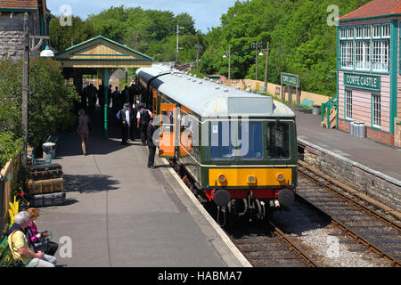 Vintage paire de wagons diesel s'arrête à Corfe Castle sur Dorset's heritage railway à vapeur avec passagers embarqués Banque D'Images