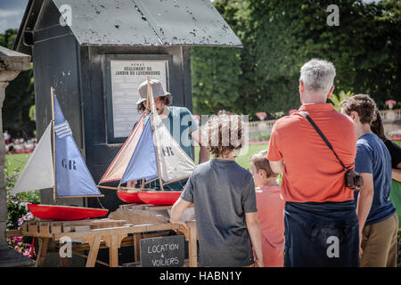 Petit bateau à voile en bois traditionnel dans le parc du Jardin du Luxembourg, Paris, France Banque D'Images