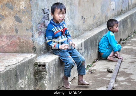 Les garçons vietnamiens dans Xin Chai Village, Lao Chai, SAPA, Vietnam, Asie Banque D'Images