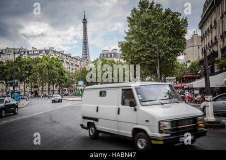 Scène classique, de Strees Paris avec la Tour Eiffel à l'arrière Banque D'Images