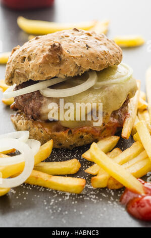 Des cheeseburger avec frites, oignons Banque D'Images