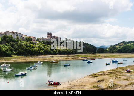 Bateaux de pêche dans le village de San Vicente de la Barquera en Cantabrie, Espagne Banque D'Images