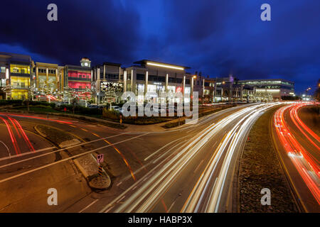 La circulation sur l'autoroute Trans Canada et Uptown Shopping Mall at twilight-Victoria, Colombie-Britannique, Canada. Banque D'Images