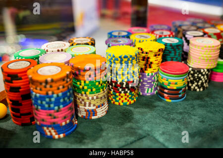 Des jetons de poker sur une table dans un casino. Banque D'Images