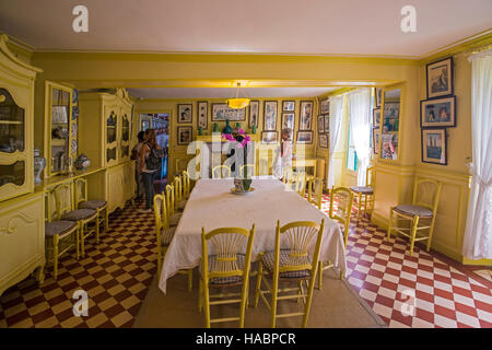 Salle à manger dans la maison de Monet à Giverney France Banque D'Images