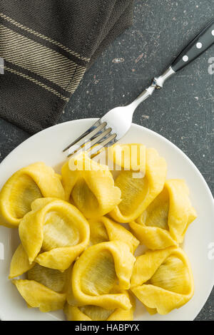 Pâtes tortellini traditionnel italien sur la plaque avec une fourchette. Banque D'Images