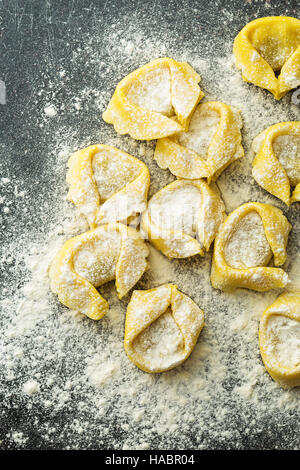 Pâtes tortellini traditionnel italien et la farine blanche. Banque D'Images