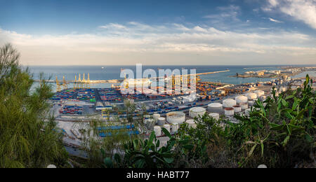 Une partie de la cargaison du port de Barcelone dans la lumière du soleil, l'Espagne Banque D'Images