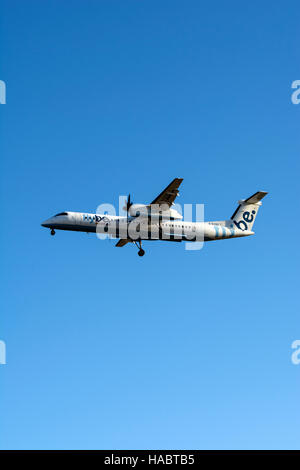 Flybe Bombardier Dash 8 près de l'aéroport de Birmingham, UK (G-ECOG) Banque D'Images
