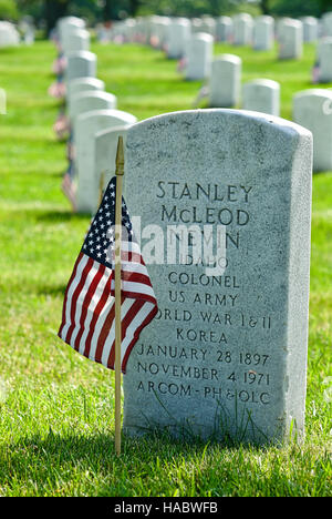 Pierres tombales avec le drapeau américain au cimetière national d'Arlington, à Fort Myer, Arlington, Virginia, USA, le week-end du Memorial Day. Banque D'Images