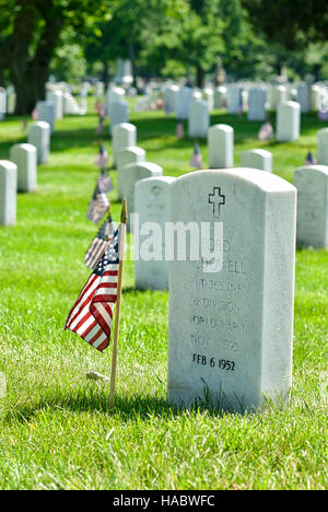 Pierres tombales avec le drapeau américain au cimetière national d'Arlington, à Fort Myer, Arlington, Virginia, USA, le week-end du Memorial Day. Banque D'Images