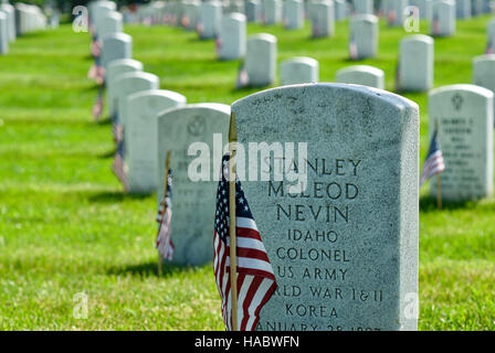 Pierres tombales avec le drapeau américain au cimetière national d'Arlington, à Fort Myer, Arlington, Virginia, USA, le week-end du Memorial Day. Banque D'Images