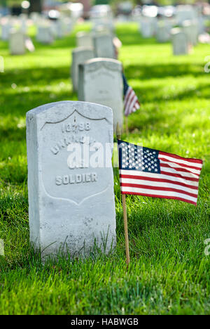 Pierres tombales avec le drapeau américain au cimetière national d'Arlington, à Fort Myer, Arlington, Virginia, USA, le week-end du Memorial Day. Banque D'Images