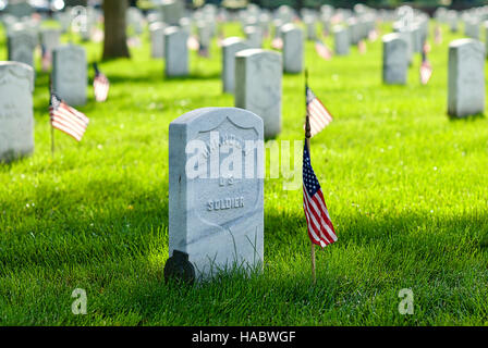 Fort Myer, Virginie, USA - 1 mai 2015 : American flags la mémoire des anciens combattants inhumés au cimetière national d'Arlington à Fort Myer, près de Washington, D.C. Banque D'Images
