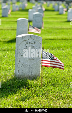 Fort Myer, Virginie, USA - 1 mai 2015 : American flags la mémoire des anciens combattants inhumés au cimetière national d'Arlington à Fort Myer, près de Washington, D.C. Banque D'Images