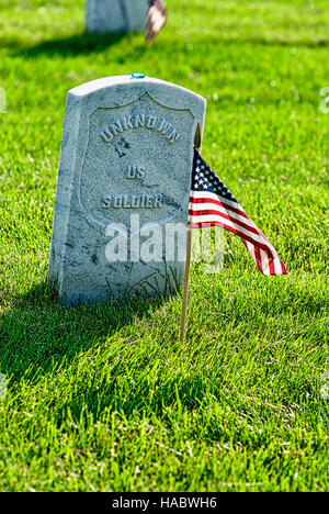 Fort Myer, Virginie, USA - 1 mai 2015 : American flags la mémoire des anciens combattants inhumés au cimetière national d'Arlington à Fort Myer, près de Washington, D.C. Banque D'Images