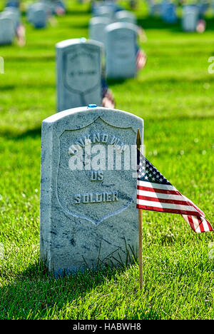Fort Myer, Virginie, USA - 1 mai 2015 : American flags la mémoire des anciens combattants inhumés au cimetière national d'Arlington à Fort Myer, près de Washington, D.C. Banque D'Images