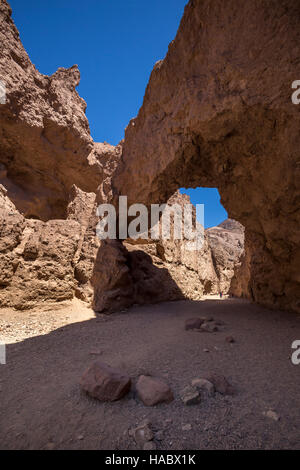 Les touristes, en visite, Natural Bridge, pont naturel Canyon, Death Valley National Park, Death Valley, Californie Banque D'Images