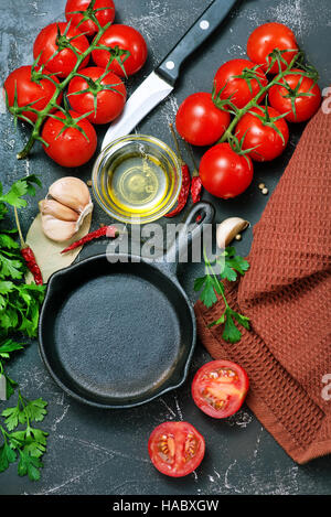 La tomate fraîche et un arôme piquant sur une table Banque D'Images