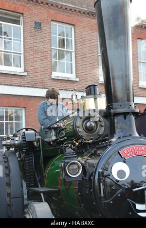 26ème Novembre 2016, PORTSMOUTH DOCKYARD,ANGLETERRE ; un propriétaire avec sa machine à vapeur au festival annuel de Noël victorien à Portsmouth dockyard, Fra Banque D'Images