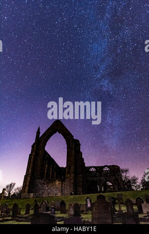 Superbe Voie lactée au-dessus de la célèbre Bolton Abbey ruins près de Skipton dans Yorkshire du Nord Banque D'Images