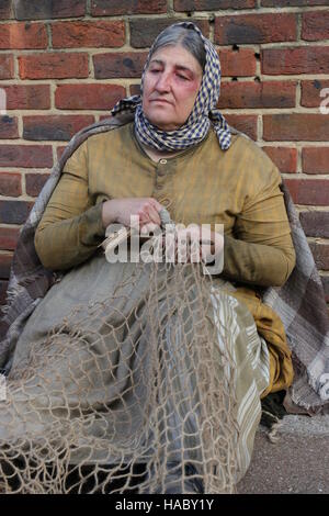 Un acteur inconnu jouant le rôle d'une femme à l'époque victorienne victorienne de noël festival à Portsmouth dockyard,ANGLETERRE,26 novembre 2016 Banque D'Images