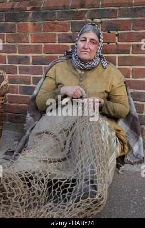 Un acteur inconnu jouant le rôle d'une femme à l'époque victorienne victorienne de noël festival à Portsmouth dockyard,ANGLETERRE,26 novembre 2016 Banque D'Images