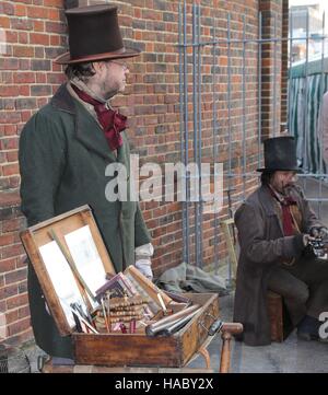 :Un acteur inconnu jouant le rôle d'un gentleman victorien à l'époque victorienne de noël festival à Portsmouth dockyard,ANGLETERRE,26 novembre 20 Banque D'Images