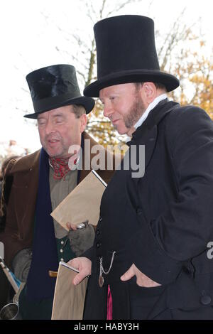 26ème Novembre 2016, PORTSMOUTH DOCKYARD,ANGLETERRE:deux acteurs inconnus jouant le rôle de victorian messieurs au festival victorien de Noël Banque D'Images