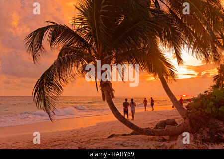 Coucher du soleil à Dover Beach, St Lawrence Gap, Côte Sud, Barbade, Caraïbes. Banque D'Images