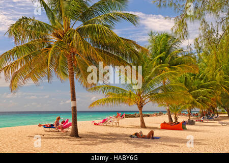 Dover Beach en face du Southern Palms Hotel, St. Lawrence Gap, Barbade, Caraïbes. Banque D'Images