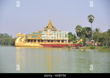 Au Lac Kandawgyi palace Karaweik à Yangon, Myanmar Banque D'Images