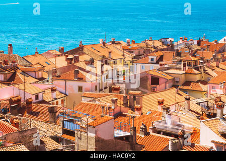 Sur les toits de Piran en Slovénie Mer Adriatique, des vacances touristiques populaires vacation resort Banque D'Images