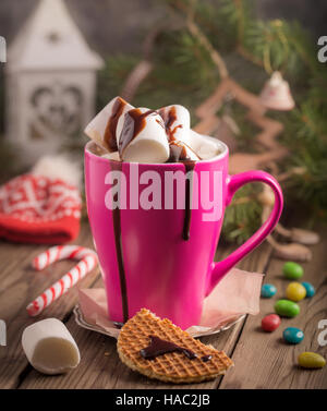 Mug de lait verre avec des guimauves Banque D'Images