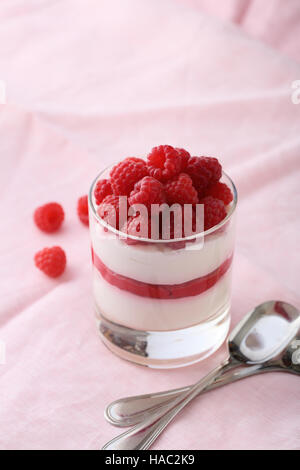 Pouding sucré avec de la framboise, dessert closeup Banque D'Images