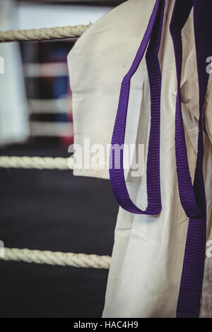 Uniforme de judo et ceinture violette en ring de boxe Banque D'Images