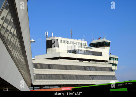 Vue extérieure de l'aéroport de Tegel Otto Lillienthal signe sur le bâtiment de la tour de contrôle à Berlin Allemagne Europe UE KATHY DEWITT Banque D'Images