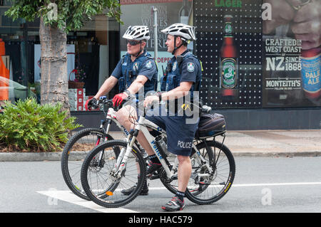 Les policiers qui patrouillent sur les bicyclettes, Wickham Street, Fortitude Valley, Brisbane, Queensland, Australie Banque D'Images