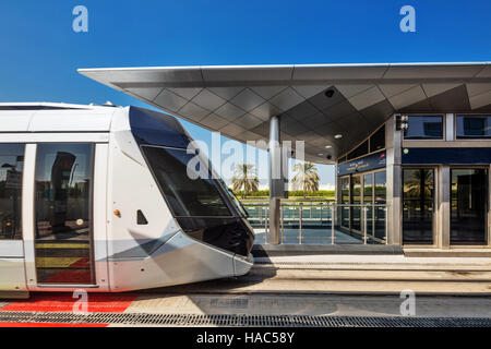Le tramway de Dubaï est un tramway situé à Al Sufouh, DUBAÏ, ÉMIRATS ARABES UNIS. C'est une liaison ferroviaire entre le métro de Dubaï et Marina de Dubaï Banque D'Images