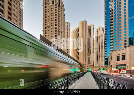 Le tramway de Dubaï est un tramway situé à Al Sufouh, DUBAÏ, ÉMIRATS ARABES UNIS. C'est une liaison ferroviaire entre le métro de Dubaï et Marina de Dubaï Banque D'Images
