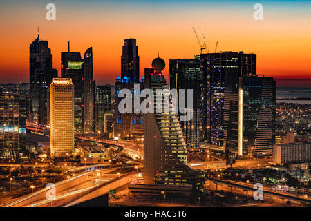 Une belle vue sur l'horizon de DUBAÏ, ÉMIRATS ARABES UNIS vus de Dubaï au coucher du soleil châssis montrant le Burj Khalifa, Emirates Towers, construction d'index Banque D'Images