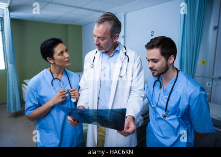 Doctor and nurse discussing x-ray dans Ward Banque D'Images