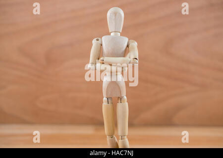 Figurine en bois standing with arms crossed Banque D'Images
