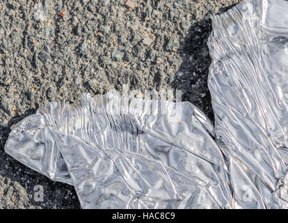 L'aluminium peut écrasé sur l'asphalte à Haven's Beach à Sag Harbor, NY Banque D'Images