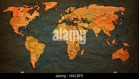 Le Turkménistan drapeau sur old vintage carte du monde avec les frontières nationales Banque D'Images