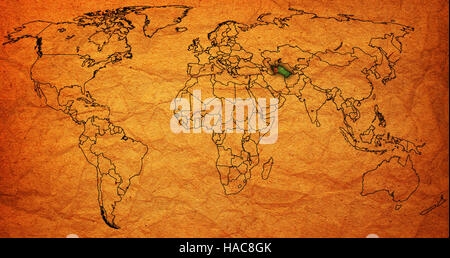 Le Turkménistan drapeau sur old vintage carte du monde avec les frontières nationales Banque D'Images